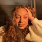 Maria Pinna Instagram - Sorrir na luz do sol, chorar sob a lua, Emoções como pérolas em sua mão nua. Regida por Vênus, busca ternura, No equilíbrio entre risos e lágrimas, a doçura.