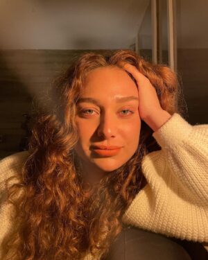 Maria Pinna Instagram - Sorrir na luz do sol, chorar sob a lua,
Emoções como pérolas em sua mão nua. Regida por Vênus, busca ternura,
No equilíbrio entre risos e lágrimas, a doçura.