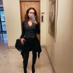 Maria Pinna Instagram - Lentamente me torno a pessoa que eu deveria ter sido a muito tempo. Olhando nesse espelho eu pensei: Caramba, prestes a fazer 34 anos, mais chique e interessante do que aos 24… quase uma 🍇 kkk Quem diria…Nojenta? Não! Apenas trabalhando a autoestima, o amor próprio e aceitação. Cada dia, cada mês e cada ano, mais e mais e mais… fácil? Não também, mas se eu não me achar quem vai? Para ser amada é preciso se amar… É o quem tem pro domingo. Quem concorda respira e quem não concorda chora! 🤷🏼‍♀️ Ok, parei! 🌪🌀