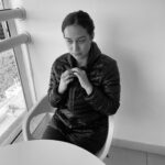 Maria Pinna Instagram - Vitorioso na vida é você aí do outro lado da tela que pode estar num dia difícil mas continua destinado a se mover, mesmo que necessite dar esse movimento sendo rebocado. Bem ou mal, nossas flutuações emocionais sao tão grandes que nos liberam pensamentos intrusivos. E sim, eu sei… eles vêm! E é nessa oportunidade que a vida nos obrigada, mesmo que a gente não consiga nem se levantar, a fazer o que tiver que fazer para conseguir sobreviver ao caos interno. E é nessa linda hora que a própria vida, que muitas vezes parece nos esmagar, nos da a oportunidade de recomeçar. É aqui que triunfam aqueles que mesmo na dor conseguem lutar. Tenha força!!! Não desista mesmo que por aí esteja difícil. A vida é dura e sem amaciante. Mas ela vale a pena ao final da montanha… Tenha fé na vida! Tenha fé… No fundo eu e você somos iguais internamente… feitos de dias bons e ruins… espero que de alguma forma essa reflexão chegue até você que esteja precisando. Bem vindo as várias oscilações de mim mesma! 🎭🤪🤯 Com amor Maria.