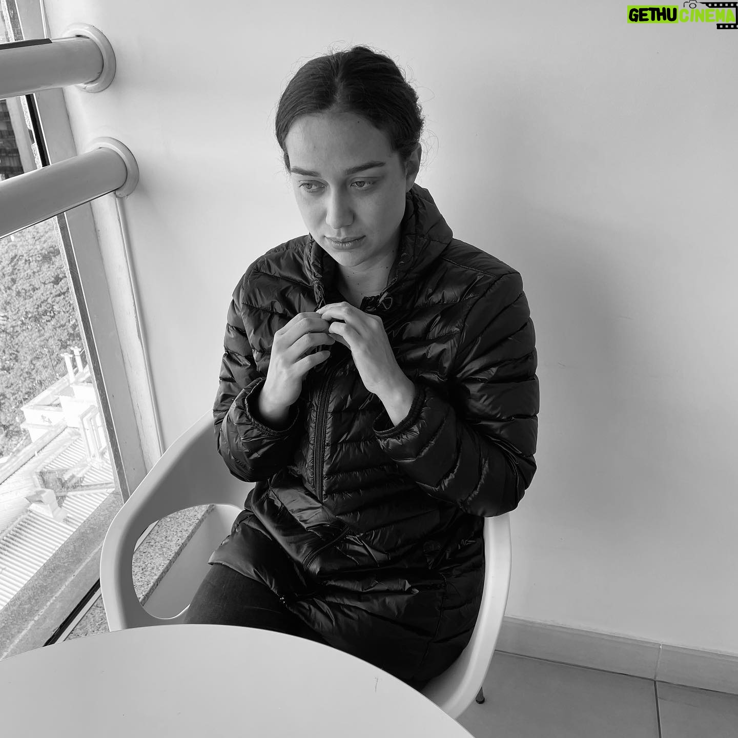 Maria Pinna Instagram - Vitorioso na vida é você aí do outro lado da tela que pode estar num dia difícil mas continua destinado a se mover, mesmo que necessite dar esse movimento sendo rebocado. Bem ou mal, nossas flutuações emocionais sao tão grandes que nos liberam pensamentos intrusivos. E sim, eu sei… eles vêm! E é nessa oportunidade que a vida nos obrigada, mesmo que a gente não consiga nem se levantar, a fazer o que tiver que fazer para conseguir sobreviver ao caos interno. E é nessa linda hora que a própria vida, que muitas vezes parece nos esmagar, nos da a oportunidade de recomeçar. É aqui que triunfam aqueles que mesmo na dor conseguem lutar. Tenha força!!! Não desista mesmo que por aí esteja difícil. A vida é dura e sem amaciante. Mas ela vale a pena ao final da montanha… Tenha fé na vida! Tenha fé… No fundo eu e você somos iguais internamente… feitos de dias bons e ruins… espero que de alguma forma essa reflexão chegue até você que esteja precisando. Bem vindo as várias oscilações de mim mesma! 🎭🤪🤯 Com amor Maria.