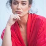 Maria Pinna Instagram - VERMELHO: cor do amor. Chega de ódio! HOJE VOU APERTAR O 13 COM TODA MINHA FORÇA E TODA MINHA FÉ!!! ⭐️🇧🇷❤️
