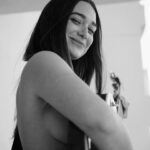 Maria Pinna Instagram - Nas várias personagens que coexistem em minha mente, encontro um laboratório de inteligência emocional. Cuidando da saúde mental de cada uma delas, desenvolvo sabedoria interna e uma sinfonia de equilíbrio e bem-estar. 🧠❤️‍🔥 Qual personagem interior você deseja fortalecer para alcançar uma maior harmonia em sua vida?