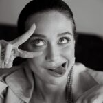 Maria Pinna Instagram - Várias personagens em mim: A vida imita a arte! Dentro da minha cabeça várias personagens. Cada uma com suas próprias opiniões. Uma pode ser confusa, outra perturbadora. Uma me incentiva a comer e a outra me lembra do meu medo de engordar… outra pode me sugerir que eu tome remédios enquanto a outra me critica por ser preguiçosa. Uma delas pode me envolver em um manto de tristeza e isolamento e insistir em me convencer dizendo que a solidão é o caminho. A outra solta frases que me dão picos de euforia e alegria. E quando eu digo: “Calem-se!!!”. Elas simplesmente continuam falando. Essas vozes cansativas me fazem questionar minha sanidade. Mas aí me lembro das minhas 300 sessões de terapia, (completadas essa semana) que essas vozes não significam que estou pirando, mas sim que toda mente é complexa. Cada voz representa uma parte de mim, dos meus medos, desejos e preocupações. O desafio é aprender a ouvir sem me deixar dominar. Reconhecer que essas vozes fazem parte de quem eu sou, me permitiu desenvolver uma relação mais gentil com elas. E pra você que leu e se identificou, lembre-se: Somos mais do que vozes em nossas cabeças. Somos seres conscientes que podem fazer escolhas e moldar nosso próprio caminho.