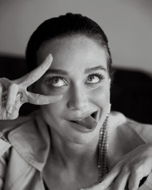 Maria Pinna Instagram - Várias personagens em mim:

A vida imita a arte!
Dentro da minha cabeça várias personagens. Cada uma com suas próprias opiniões. Uma pode ser confusa, outra perturbadora. Uma me incentiva a comer e a outra me lembra do meu medo de engordar… outra pode me sugerir que eu tome remédios enquanto a outra me critica por ser preguiçosa. Uma delas pode me envolver em um manto de tristeza e isolamento e insistir em me convencer dizendo que a solidão é o caminho. A outra solta frases que me dão picos de euforia e alegria.
E quando eu digo: “Calem-se!!!”. Elas simplesmente continuam falando. Essas vozes cansativas me fazem questionar minha sanidade. Mas aí me lembro das minhas 300 sessões de terapia, (completadas essa semana) que essas vozes não significam que estou pirando, mas sim que toda mente é complexa. Cada voz representa uma parte de mim, dos meus medos, desejos e preocupações. O desafio é aprender a ouvir sem me deixar dominar. Reconhecer que essas vozes fazem parte de quem eu sou, me permitiu desenvolver uma relação mais gentil com elas. 
E pra você que leu e se identificou, lembre-se: Somos mais do que vozes em nossas cabeças. Somos seres conscientes que podem fazer escolhas e moldar nosso próprio caminho.