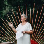 Maria Pinna Instagram - Zoe, hoje foi dado nosso primeiro passo. Digo nosso porque ao mesmo tempo em que você será guiada no caminho do bem, eu serei guiada nesse novo papel de madrinha. Estou com o seu coração, assim como você está com o meu. Para sempre e todo o sempre. Madinha te ama. Uma celebração linda feita pela Ritus, com toda a família, no lugar onde nossas almas se encontram sempre, Ilhabela ✨ Grupo Ritus @balacobaco_altares tribo_brincadeiras @bohobeachpicnic @sereiamorporondefor @vegsdalela @seu_enxoval @lunacocobrasil @vila.siriuba @tuktuk_veg E eu me sentindo a verdadeira Godmother com vestido @barbarabela e joia @skull_official