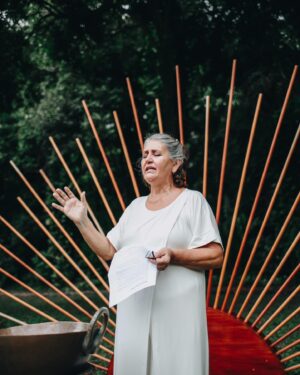 Maria Pinna Instagram - Zoe, hoje foi dado nosso primeiro passo. Digo nosso porque ao mesmo tempo em que você será guiada no caminho do bem, eu serei guiada nesse novo papel de madrinha. Estou com o seu coração, assim como você está com o meu. Para sempre e todo o sempre. Madinha te ama. 

Uma celebração linda feita pela Ritus, com toda a família, no lugar onde nossas almas se encontram sempre, Ilhabela ✨

Grupo Ritus
@balacobaco_altares
tribo_brincadeiras
@bohobeachpicnic
@sereiamorporondefor
@vegsdalela
@seu_enxoval
@lunacocobrasil
@vila.siriuba
@tuktuk_veg

E eu me sentindo a verdadeira Godmother com vestido @barbarabela e joia @skull_official