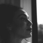 Maria Pinna Instagram - Várias personagens em mim: A vida imita a arte! Dentro da minha cabeça várias personagens. Cada uma com suas próprias opiniões. Uma pode ser confusa, outra perturbadora. Uma me incentiva a comer e a outra me lembra do meu medo de engordar… outra pode me sugerir que eu tome remédios enquanto a outra me critica por ser preguiçosa. Uma delas pode me envolver em um manto de tristeza e isolamento e insistir em me convencer dizendo que a solidão é o caminho. A outra solta frases que me dão picos de euforia e alegria. E quando eu digo: “Calem-se!!!”. Elas simplesmente continuam falando. Essas vozes cansativas me fazem questionar minha sanidade. Mas aí me lembro das minhas 300 sessões de terapia, (completadas essa semana) que essas vozes não significam que estou pirando, mas sim que toda mente é complexa. Cada voz representa uma parte de mim, dos meus medos, desejos e preocupações. O desafio é aprender a ouvir sem me deixar dominar. Reconhecer que essas vozes fazem parte de quem eu sou, me permitiu desenvolver uma relação mais gentil com elas. E pra você que leu e se identificou, lembre-se: Somos mais do que vozes em nossas cabeças. Somos seres conscientes que podem fazer escolhas e moldar nosso próprio caminho.