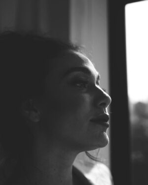 Maria Pinna Instagram - Várias personagens em mim:

A vida imita a arte!
Dentro da minha cabeça várias personagens. Cada uma com suas próprias opiniões. Uma pode ser confusa, outra perturbadora. Uma me incentiva a comer e a outra me lembra do meu medo de engordar… outra pode me sugerir que eu tome remédios enquanto a outra me critica por ser preguiçosa. Uma delas pode me envolver em um manto de tristeza e isolamento e insistir em me convencer dizendo que a solidão é o caminho. A outra solta frases que me dão picos de euforia e alegria.
E quando eu digo: “Calem-se!!!”. Elas simplesmente continuam falando. Essas vozes cansativas me fazem questionar minha sanidade. Mas aí me lembro das minhas 300 sessões de terapia, (completadas essa semana) que essas vozes não significam que estou pirando, mas sim que toda mente é complexa. Cada voz representa uma parte de mim, dos meus medos, desejos e preocupações. O desafio é aprender a ouvir sem me deixar dominar. Reconhecer que essas vozes fazem parte de quem eu sou, me permitiu desenvolver uma relação mais gentil com elas. 
E pra você que leu e se identificou, lembre-se: Somos mais do que vozes em nossas cabeças. Somos seres conscientes que podem fazer escolhas e moldar nosso próprio caminho.