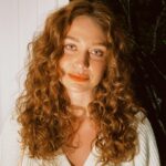 Maria Pinna Instagram - Na primavera, vista-se com flores. No outono, deixe cair as velhas folhas. No verão, seja sol. No inverno, seja aconchego. A mudança de visual mais importante é aquela que acontece dentro da gente! 🌺🍂🌞🤗