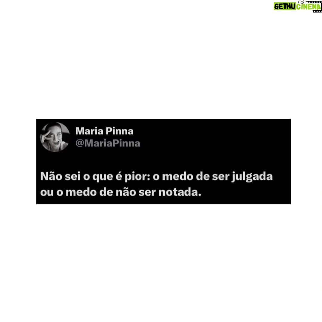 Maria Pinna Instagram - Por muito tempo fui refém do julgamento do outro. Por outro lado, fui descobrindo, mesmo que lentamente, que estava me desintegrando. Qual é pior? Qual é melhor? Qual vale mais? Qual me deixa mais feliz? Qual me daria menos vazio? Qual escolha me faria vestir as roupas que eu gosto? Qual me faria ser a minha essência? Qual me faria ter rompantes mas não tomar calmantes? Qual me faria ficar calada e ter uma bulimia nervosa porque engasgou na garganta a palavra? Qual o meu pai, minha mãe, meus irmãos, minhas cunhadas, minhas amigas, gostariam? Qual seria suportável? Qual me faria não pensar em quem o mundo gostaria que eu fosse? Talvez o equilíbrio seja a gente se amar mais e se julgar menos. Talvez seja pegar um Estetoscópio daqueles bem premium, e ouvir as batidas do nosso coração… Que a gente possa ter o dom de notar a nós mesmos.