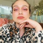 Maria Pinna Instagram - Fiquei um nojo de bonita com essa make @larissamanoela afff 🤤 #fabulouseyeshadowpalette