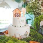 Maria Pinna Instagram - 2 anos da Zoe foi um sucesso!!! Deu uma trabalheira danada, mas a gente se divertiu no processo e o resultado ficou demais. Vou fazer uma ficha técnica dessa galera incrível que tornou essa festa possível: Recreação infantil: @aquarela_recreacoes sem palavras para eles… eles foram essências para entreter a criançada da melhor forma possível. Tiveram várias atividades e a que mais fez sucesso foi a oficina de tintas naturais. Bolo, brigadeiros e cookies: @gateaudemariee foi o melhor bolo de chocolate que já comi na vida! Cakepop, grissins, celeiros e hortinhas de pão de mel decorados: @cozinhadatia por um momento eu achei que esses docinhos eram só decoração 🤩, mas eram de comer e deliciosos. Balas caramelizadas: @balasdalidia pensa num doce bom pra comer no calor!!! Crocantes, geladinhos e de vários sabores. Pães de mel: @laverissimodoceria tinha de doce de leite, coco e nozes. Na dúvida peguei vários logo que cheguei 🙈. Maravilhosos!!! Locação de objetos: @krfestaslocadora a Bia nos ajudou no processo e foi perfeito! Quando chegamos com as referências do que imaginávamos, ficamos enlouquecidas, porque tinha TUDO que a gente precisava!!! Foto: @lualvesfotografia além de ser ótima fotógrafa, também é amiga da família há muitos anos 🤍. Decoração: @jubiondi pensa numa mãe empolgada, dedicada e cheia de pilha mesmo com duas filhas pra cuidar 😅. Flores: @oozora na verdade ela é designer das lojas da Nike, mas ela é uma amiga tão fiel da Ju (mãe da Zoe) que veio de NY para ajudar. Produção: aaaahhh aí foi à família toda! Eu, @carol_biondi @baepipinna @jubiondi @oozora @selma_citron O melhor de tudo é que a Zoe amou!!! Ela curtiu muito a festa do começo ao fim, e depois do parabéns ela ficou tão empolgada que pediu pra gente cantar de novo mais 2 vezes 🥲. Zoe, a madrinha te ama demais e deseja tudo de mais lindo e iluminado na sua vida! Que venham muitos anos de aprendizados, risadas gostosas e festas inesquecíveis. Ano que vem tem mais! 🐴🎂🦖🍀❤️