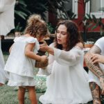 Maria Pinna Instagram - Zoe, hoje foi dado nosso primeiro passo. Digo nosso porque ao mesmo tempo em que você será guiada no caminho do bem, eu serei guiada nesse novo papel de madrinha. Estou com o seu coração, assim como você está com o meu. Para sempre e todo o sempre. Madinha te ama. Uma celebração linda feita pela Ritus, com toda a família, no lugar onde nossas almas se encontram sempre, Ilhabela ✨ Grupo Ritus @balacobaco_altares tribo_brincadeiras @bohobeachpicnic @sereiamorporondefor @vegsdalela @seu_enxoval @lunacocobrasil @vila.siriuba @tuktuk_veg E eu me sentindo a verdadeira Godmother com vestido @barbarabela e joia @skull_official