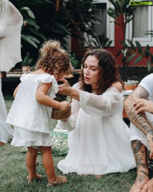 Maria Pinna Instagram - Zoe, hoje foi dado nosso primeiro passo. Digo nosso porque ao mesmo tempo em que você será guiada no caminho do bem, eu serei guiada nesse novo papel de madrinha. Estou com o seu coração, assim como você está com o meu. Para sempre e todo o sempre. Madinha te ama. 

Uma celebração linda feita pela Ritus, com toda a família, no lugar onde nossas almas se encontram sempre, Ilhabela ✨

Grupo Ritus
@balacobaco_altares
tribo_brincadeiras
@bohobeachpicnic
@sereiamorporondefor
@vegsdalela
@seu_enxoval
@lunacocobrasil
@vila.siriuba
@tuktuk_veg

E eu me sentindo a verdadeira Godmother com vestido @barbarabela e joia @skull_official