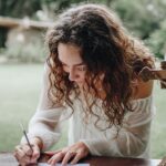 Maria Pinna Instagram - Zoe, hoje foi dado nosso primeiro passo. Digo nosso porque ao mesmo tempo em que você será guiada no caminho do bem, eu serei guiada nesse novo papel de madrinha. Estou com o seu coração, assim como você está com o meu. Para sempre e todo o sempre. Madinha te ama. Uma celebração linda feita pela Ritus, com toda a família, no lugar onde nossas almas se encontram sempre, Ilhabela ✨ Grupo Ritus @balacobaco_altares tribo_brincadeiras @bohobeachpicnic @sereiamorporondefor @vegsdalela @seu_enxoval @lunacocobrasil @vila.siriuba @tuktuk_veg E eu me sentindo a verdadeira Godmother com vestido @barbarabela e joia @skull_official