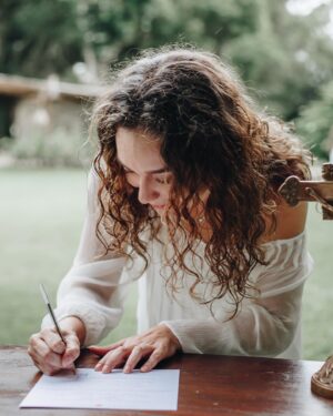 Maria Pinna Instagram - Zoe, hoje foi dado nosso primeiro passo. Digo nosso porque ao mesmo tempo em que você será guiada no caminho do bem, eu serei guiada nesse novo papel de madrinha. Estou com o seu coração, assim como você está com o meu. Para sempre e todo o sempre. Madinha te ama. 

Uma celebração linda feita pela Ritus, com toda a família, no lugar onde nossas almas se encontram sempre, Ilhabela ✨

Grupo Ritus
@balacobaco_altares
tribo_brincadeiras
@bohobeachpicnic
@sereiamorporondefor
@vegsdalela
@seu_enxoval
@lunacocobrasil
@vila.siriuba
@tuktuk_veg

E eu me sentindo a verdadeira Godmother com vestido @barbarabela e joia @skull_official