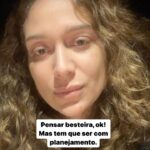 Maria Pinna Instagram - Tudo bem pensar em excesso, pensar besteira. Eu passo o dia todo pensando. Ou seja, estou escrevendo isso para mim e para vocês. A gente pensa muito, se cobra muito e acaba não realizando. Não vamos deixar que as nossas neuras, que já tomam conta das nossas cabeças, tomarem conta dos nossos dias! Tire um horário para surtar. De preferência, na terapia. Topa aderir a este pensamento?