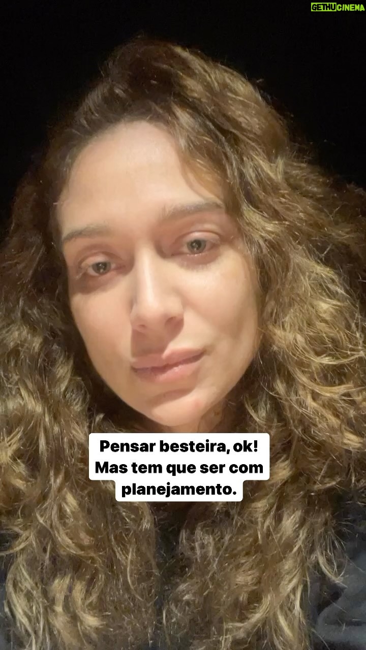 Maria Pinna Instagram - Tudo bem pensar em excesso, pensar besteira. Eu passo o dia todo pensando. Ou seja, estou escrevendo isso para mim e para vocês. A gente pensa muito, se cobra muito e acaba não realizando. Não vamos deixar que as nossas neuras, que já tomam conta das nossas cabeças, tomarem conta dos nossos dias! Tire um horário para surtar. De preferência, na terapia. Topa aderir a este pensamento?