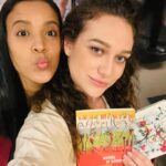 Maria Pinna Instagram - Hoje meu post é pra agradecer a presença delas na peça “Benditas Mulheres”. 🎭 Essas duas ai, vem me acompanhando a um tempão… Meu primeiro fã clube… e elas não perdem NADA! E só de saber que vocês estavam na plateia a minha energia no palco se multiplicou. E eu sei que isso são vocês me trazem essa força e essa vontade de continuar fazendo. Meu máximo respeito a vocês fãs que se dedicam tanto e minha gratidão eterna, afinal, o que seria da Maria no palco sem vocês? @stephanyteddy @thalitagmenezes minhas amoras! Obs: adorei os chocolates e os livros e adoro esse amor tudo bem bom que vem de vocês. 🤸‍♀️🧠 📖 📕 🍫 🍒 🍬