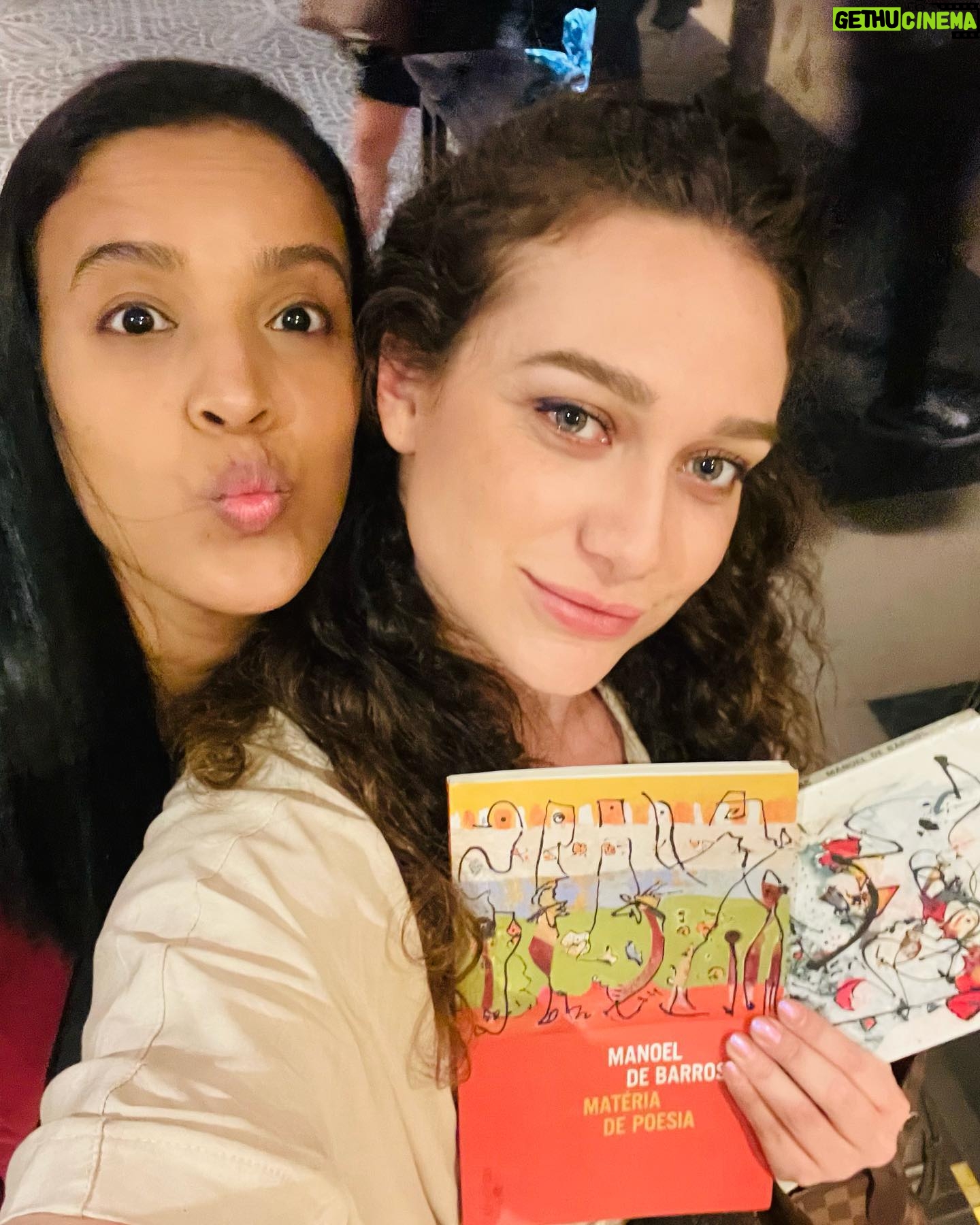 Maria Pinna Instagram - Hoje meu post é pra agradecer a presença delas na peça “Benditas Mulheres”. 🎭 Essas duas ai, vem me acompanhando a um tempão… Meu primeiro fã clube… e elas não perdem NADA! E só de saber que vocês estavam na plateia a minha energia no palco se multiplicou. E eu sei que isso são vocês me trazem essa força e essa vontade de continuar fazendo. Meu máximo respeito a vocês fãs que se dedicam tanto e minha gratidão eterna, afinal, o que seria da Maria no palco sem vocês? @stephanyteddy @thalitagmenezes minhas amoras! Obs: adorei os chocolates e os livros e adoro esse amor tudo bem bom que vem de vocês. 🤸♀️🧠 📖 📕 🍫 🍒 🍬