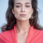 Maria Pinna Instagram - “Não se olha mais pra nada. O tablet virou espelho. O celular virou orelha ou óculos para os míopes. Às vezes passo o dia todo fora de casa e não vi os olhos de ninguém. A pessoa fotografa o lanche que tá comendo. Fiquei invisível”. 💼✨👀 (Trecho da peça Help de Elias Andreato) ❤️ Volto logo!!!