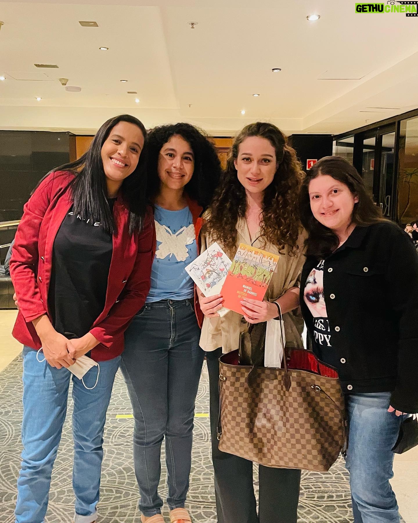 Maria Pinna Instagram - Hoje meu post é pra agradecer a presença delas na peça “Benditas Mulheres”. 🎭 Essas duas ai, vem me acompanhando a um tempão… Meu primeiro fã clube… e elas não perdem NADA! E só de saber que vocês estavam na plateia a minha energia no palco se multiplicou. E eu sei que isso são vocês me trazem essa força e essa vontade de continuar fazendo. Meu máximo respeito a vocês fãs que se dedicam tanto e minha gratidão eterna, afinal, o que seria da Maria no palco sem vocês? @stephanyteddy @thalitagmenezes minhas amoras! Obs: adorei os chocolates e os livros e adoro esse amor tudo bem bom que vem de vocês. 🤸♀️🧠 📖 📕 🍫 🍒 🍬