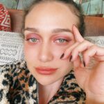 Maria Pinna Instagram - Fiquei um nojo de bonita com essa make @larissamanoela afff 🤤 #fabulouseyeshadowpalette