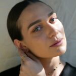 Maria Pinna Instagram - Colar exoplanetas em ouro amarelo e turmalinas das mais diversas cores, simboliza planetas possíveis em galáxias distantes, brinco PIN com detalhe em ródio negro e três diamantes iluminando como estrelas na noite e anel OROBORO em ouro, retrata ciclos, fala que o começo e o fim estão infinitamente entrelaçados. É pulsão de vida. É continuar expandindo. Conheça mais sobre as jóias @db.dudabradley em ▫️DUDABRADLEY.COM.BR▫️ #fascinadaspelocosmo 📷 @jubiondi