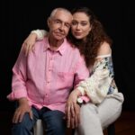 Maria Pinna Instagram - CARTA PARA ELIAS: Você é minha noite estrelada, meus lírios, meu comedores de batatas, meu auto-retrato, meu quarto em Arles, meu terraços do café na praça do fórum, meu campo de trigos com corvos, minha vinha encarnada, minha amendoeira em flor, meu girassol de Van Gogh. Você me inspira e você deixou dentro de mim um trecho da peça em que você faz como ninguém jamais faria Van Gogh, que diz: “Quase todos os que procuram seu próprio caminho tem atrás de si ou ao seu lado gente deste tipo. Eternamente desestimula. Mas eu não posso me preocupar com o que as pessoas pensam de mim. É preciso que eu avance. É nisto que eu tenho que pensar. Eu tenho uma fé absoluta na arte. Eu não me deixo abater, mas eu tenho que me cuidar. Um sonhador as vezes cai num poço mas dizem que logo se reerguem. A arte é grande quando é simplesmente verdadeira. Eu tenho a paciência de um boi”. Você Elias, me reergue. Estar na sua presença me faz aprender e crer na arte. Você me ensina. Você me inspira. Você seria a melhor pintura de Van Gogh. Eu te amo! Feliz aniversário atrasadíssimo(8/03) se não não seria eu esta que voz escreve e que é loucamente apaixonada por você! @eliasandreato16