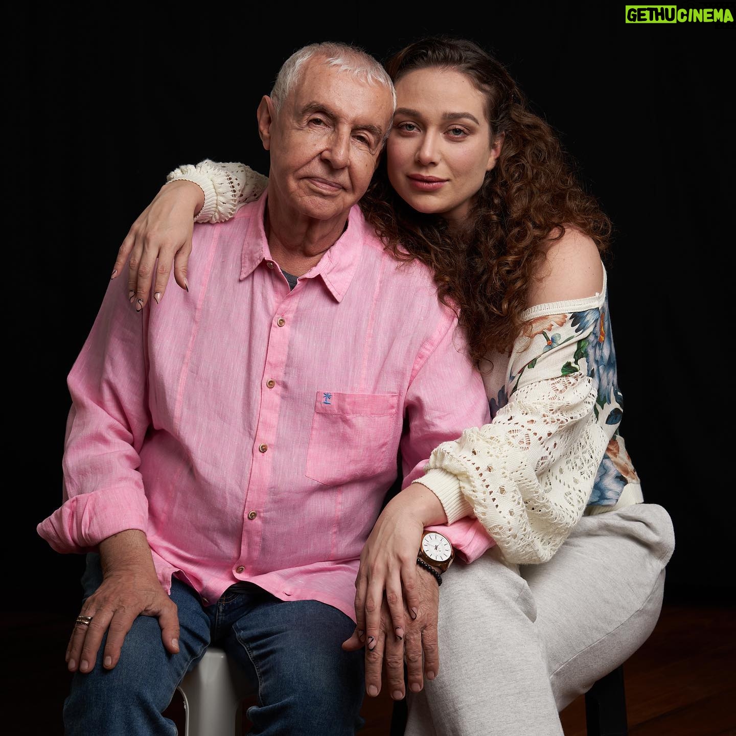 Maria Pinna Instagram - CARTA PARA ELIAS: Você é minha noite estrelada, meus lírios, meu comedores de batatas, meu auto-retrato, meu quarto em Arles, meu terraços do café na praça do fórum, meu campo de trigos com corvos, minha vinha encarnada, minha amendoeira em flor, meu girassol de Van Gogh. Você me inspira e você deixou dentro de mim um trecho da peça em que você faz como ninguém jamais faria Van Gogh, que diz: “Quase todos os que procuram seu próprio caminho tem atrás de si ou ao seu lado gente deste tipo. Eternamente desestimula. Mas eu não posso me preocupar com o que as pessoas pensam de mim. É preciso que eu avance. É nisto que eu tenho que pensar. Eu tenho uma fé absoluta na arte. Eu não me deixo abater, mas eu tenho que me cuidar. Um sonhador as vezes cai num poço mas dizem que logo se reerguem. A arte é grande quando é simplesmente verdadeira. Eu tenho a paciência de um boi”. Você Elias, me reergue. Estar na sua presença me faz aprender e crer na arte. Você me ensina. Você me inspira. Você seria a melhor pintura de Van Gogh. Eu te amo! Feliz aniversário atrasadíssimo(8/03) se não não seria eu esta que voz escreve e que é loucamente apaixonada por você! @eliasandreato16