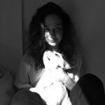 Maria Pinna Instagram - “Não existe amor comprado, conquistado; o amor de verdade é dado, ganhado. Você sempre procurou no lugar errado. Não sei te dizer o lugar certo. Quando e se eu descobrir… você será a primeira, a saber”. @eliasandreato16 (Trecho de Help! Uma comédia de Elias Andreato) 🎭🖼🎭.