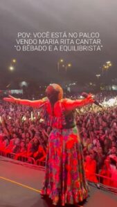 Maria Rita Instagram - o dia de ontem foi de um turbilhão de sentimentos – dor, indignação, mas também uma chama de esperança por justiça. que a voz e mensagem de marielle continuem a nos guiar nessa luta por um mundo mais justo. sigamos atentos. “mas sei que uma dor assim pungente não há de ser inutilmente” #JustiçaPorMarielleEAnderson #MariellePresente SHOW: Florianópolis, 24.03.24 #PraTodosVerem Maria Rita em cima do palco e atrás dela o telão onde se vê a imagem de Mariele Franco e de punho cerrado, além das palavras Respeito e Esperança