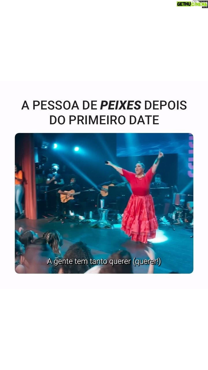 Maria Rita - 13.1K Likes - Quem conhece uma pessoa de peixes que é de mergulhar profundamente nos olhares, um oceano de sentimentos? Marca aqui nos comentários! #EMR
#PraTodosVerem Arte digital com o texto A pessoa de Peixes depois do primeiro date e um vídeo de Maria Rita cantando em cima do palco vestida de vermelho.