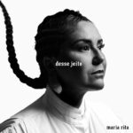 Maria Rita Instagram - Hoje é dia de dar play na patroa!   O EP Desse Jeito, que traz 6 faixas e feats com @thbarbosa e @teresacristinaoficial já está disponível em todas as plataformas de streaming. Só escolher a sua favorita e dar o play!   O trabalho tem produção da própria Maria Rita e traz sambas inéditos, com duas composições da artista. 📸 @renatonascimento1 Identidade Visual @aoquadrado.co   Gravação e mixagem: @flavio.senna E Eu? @fredcamachooficial / @fabriciofontes007 / @cassianoandrade arranjo: @prateadobass produzido por maria rita   violão: @leandropereira7c cavaco: @fredcamachooficial trompete: @diogo.gomesoficial baixo: @prateadobass tantan, tamborim, repique de mão, cuíca: @jorgequininho pandeiro, surdo, repique de anel: @adilsondidao   -   Desse Jeito @fredcamachooficial / @luizantoniosimas arranjo: @leandropereira7c produzido por maria rita   violão, violão 7 cordas: @leandropereira7c cavaco, banjo: @fredcamachooficial trompete: @diogo.gomesoficial pandeiro 1, tantan, tamborim, cuíca, tambor: @jorgequininho surdo, pandeiro 2, repique de anel, repique de mão, ganzá, tambor, agôgô, caxixi: @adilsondidao   palmas, farra: maria rita, @leandropereira7c, @fredcamachooficial, @diogo.gomesoficial, @jorgequininho, @adilsondidao, @vvfalcao, @musadaspanelas e @leandrobardagema   -   De Bem com a Vida @xandedepilares / @gilson_bernini arranjo: @leandropereira7c produzido por maria rita   violão: @leandropereira7c cavaco: @fredcamachooficial trompete @diogo.gomesoficial tantan, tamborim, reco-reco: @jorgequininho pandeiro, surdo: @adilsondidao   -   Por Vezes maria rita / @magnusousa / @mauriliodeoliveiraa feat: @thbarbosa   arranjo: @prateadobass produzido por maria rita   violão: @leandropereira7c cavaco: @fredcamachooficial flugel: @diogo.gomesoficial baixo: @prateadobass tantan, ganzá, cuíca: @jorgequininho pandeiro, surdo, repique de anel: @adilsondidao   continua nos comentários…   #EMR #PraTodosVerem o post possui texto alternativo.