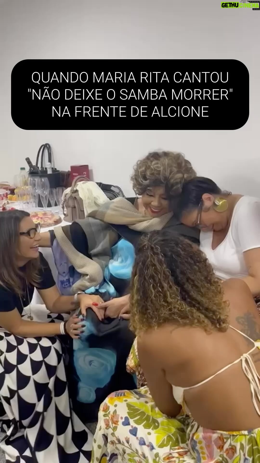 Maria Rita - 19K Likes - Um pouquinho dos papos das Rainhas do Samba nos bastidores do show.
Algum tatuador disponível para ajudar a patroa? 😂 #EMR