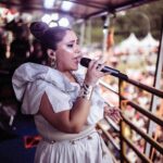 Maria Rita Instagram - Começou a contagem regressiva: falta 1 mês para o Carnaval! Onde é que vocês vão curtir? #EMR #PraTodosVerem Carrossel de fotos de Maria Rita no trio elétrico. A postagem contém texto alternativo