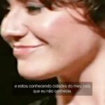 Maria Rita Instagram - Uma coisa de cada vez e agora a patroa colocou para fora o seu lado compositora! Quem aí vem acompanhando essa trajetória há 20 anos? #PraTodosVerem: Vídeo com o texto “Maria Rita no início de sua carreira” na tela enquanto imagens dela sentada falando são intercaladas com imagens de apresentações ao vivo.