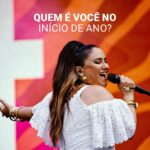 Maria Rita Instagram - E aí, qual é o seu mood para 2023? #EMR #PraTodosVerem Carrossel com uma foto de Maria Rita cantando na capa e o texto Quem é você no início de ano? Em seguida, uma sequência de vídeo com os textos: A Otimista A que acha que nada vai mudar A Supersticiosa A Cheia de Promessas Foto: @betojpeg @Wtliveoficial @_mediak