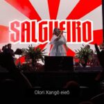 Maria Rita Instagram – hoje é dia de celebrar os 71 anos do nosso amado @salgueirooriginal! desde sua fundação, essa escola de samba desfila sempre com força, a paixão e a tradição… que venham muitos mais anos de glória, samba no pé e muitas histórias para contar!

Vídeo: Guilherme Navarro/YouTube
Samba da Maria no Vale do Anhangabaú – 18/03/2023

#PraTodosVerem Maria Rita em cima do palco com vestido branco e ao fundo um telão escrito “Salgueiro”.