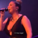 Maria Rita Instagram – 021 também é o meu lugar… são 459 anos como fonte de inspiração, alegria, cultura e também de muita luta. parabéns, rio.

Vídeo: Fatuca Ferreira/YouTube

#PraTodosVerem Maria Rita canta no meio da banda usando um vetido preto e o cabelo preso com um coque