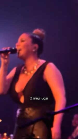 Maria Rita Instagram - 021 também é o meu lugar… são 459 anos como fonte de inspiração, alegria, cultura e também de muita luta. parabéns, rio.

Vídeo: Fatuca Ferreira/YouTube

#PraTodosVerem Maria Rita canta no meio da banda usando um vetido preto e o cabelo preso com um coque