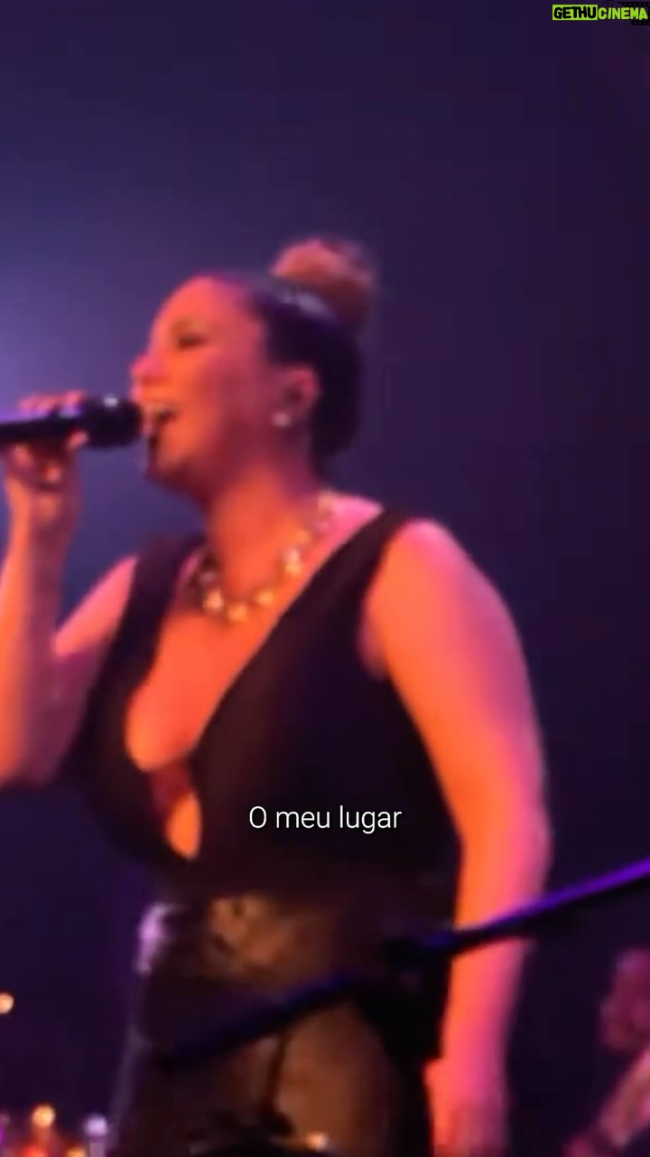 Maria Rita - 10.6K Likes - 021 também é o meu lugar… são 459 anos como fonte de inspiração, alegria, cultura e também de muita luta. parabéns, rio.
Vídeo: Fatuca Ferreira/YouTube
#PraTodosVerem Maria Rita canta no meio da banda usando um vetido preto e o cabelo preso com um coque