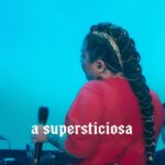 Maria Rita Instagram - E aí, qual é o seu mood para 2023? #EMR #PraTodosVerem Carrossel com uma foto de Maria Rita cantando na capa e o texto Quem é você no início de ano? Em seguida, uma sequência de vídeo com os textos: A Otimista A que acha que nada vai mudar A Supersticiosa A Cheia de Promessas Foto: @betojpeg @Wtliveoficial @_mediak