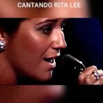 Maria Rita Instagram - Quem aí sabia que a escolha do nome Maria Rita foi uma homenagem de Elis à Rita Lee? “Rita chamava minha mãe de Maria Elis e minha mãe chamava Rita de Maria Rita. Isso muito antes de eu existir no planeta.”, afirmou MR em uma entrevista em maio deste ano. “Rita sempre foi uma mulher que, qualquer que fosse a pergunta que eu tivesse, especialmente depois de cantar profissionalmente, ela nunca não atendeu o telefone, nunca não me ofereceu uma canção, nunca não me ofereceu o camarim, nunca não me ofereceu a honra e o privilégio de ver uma mulher se transformando em artista dentro do camarim diante do espelho”, compartilhou. No dia em que completaria 76 anos, nós da #EMR exaltamos o legado de Rita Lee para a música e cultura deste país. Vídeo: YouTube Orquestra Jazz de Matosinhos #PraTodosVerem Maria Rita cantando no palco com uma orquestra atrás