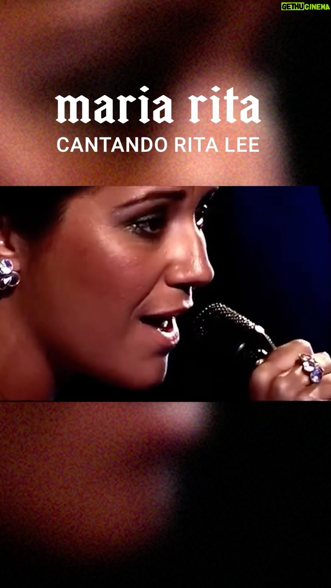 Maria Rita Instagram - Quem aí sabia que a escolha do nome Maria Rita foi uma homenagem de Elis à Rita Lee? “Rita chamava minha mãe de Maria Elis e minha mãe chamava Rita de Maria Rita. Isso muito antes de eu existir no planeta.”, afirmou MR em uma entrevista em maio deste ano. “Rita sempre foi uma mulher que, qualquer que fosse a pergunta que eu tivesse, especialmente depois de cantar profissionalmente, ela nunca não atendeu o telefone, nunca não me ofereceu uma canção, nunca não me ofereceu o camarim, nunca não me ofereceu a honra e o privilégio de ver uma mulher se transformando em artista dentro do camarim diante do espelho”, compartilhou. No dia em que completaria 76 anos, nós da #EMR exaltamos o legado de Rita Lee para a música e cultura deste país. Vídeo: YouTube Orquestra Jazz de Matosinhos #PraTodosVerem Maria Rita cantando no palco com uma orquestra atrás
