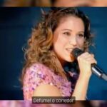 Maria Rita Instagram - Quem já sambou ouvindo a patroa cantar essa? #EMR #PraTodosVerem Sequência de vídeos de Maria Rita com o texto “Maria Rita cantando ‘Tá Perdoado’ ao longo dos anos”