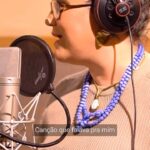Maria Rita Instagram - Está disponível em todas as plataformas “Coral de Anjos”, o feat da patroa com @dede.paraizo. Um samba pra encher esse fim de ano de amor e esperança. Vamos lá ouvir, nação bacanuda! #EMR #PraTodosVerem Vídeo com imagens de Maria Rita e Dedé Paraizo no estúdio durante a gravação da música.