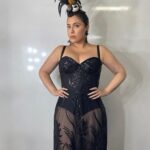 Maria Rita Instagram – #tbt desse pretinho (nada) básico para o show no sábado de Carnaval em Teresina… 

A nação bacanuda já está contando os dias para o Carnaval de 2025? #EMR

#PraTodosVerem Maria Rita com vestido preto com transparência nas pernas e um chapéu com penas pretas