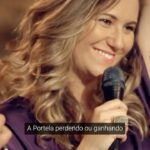 Maria Rita Instagram - hoje é dia de celebrar o talento e a musicalidade do meu querido @diogonogueira_oficial! feliz aniversário! tenho muito orgulho de poder te chamar de meu parceiro e desejo que sua voz ressoe cada vez mais longe e continue emocionando o público… muito axé! 🌿💙🌿 #PraTodosVerem Maria Rita e Diogo Nogueira cantando juntos no estúdio do programa Samba na Gamboa que reproduz um ambiente de uma roda de samba em um bar